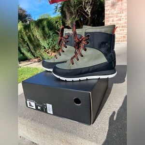 WOMEN'S SOREL EXPLORER 1964 BOOT (with original box)